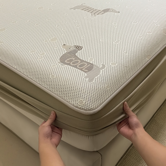 91家纺网 家纺一手货源 找家纺 全季家居 2025新款A类乙纶PE卡通系列凉豆豆席凉席席子 腊肠狗-浅咖-床笠款