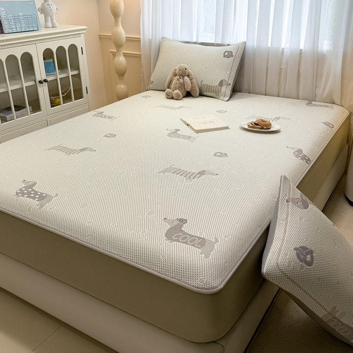 91家纺网 家纺一手货源 找家纺 全季家居 2025新款A类乙纶PE卡通系列凉豆豆席凉席席子 腊肠狗-浅咖-床笠款