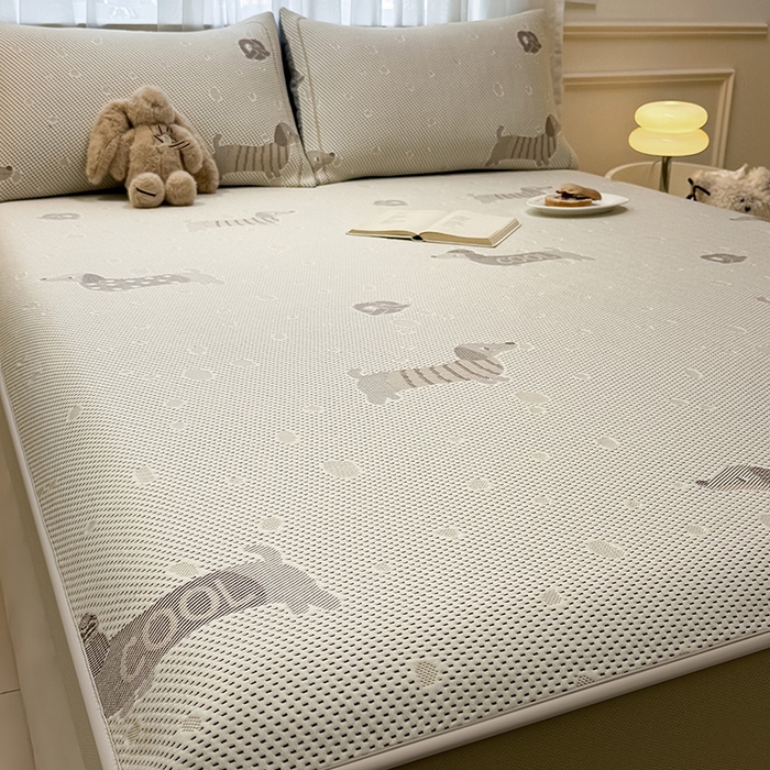 91家纺网 家纺一手货源 找家纺 全季家居 2025新款A类乙纶PE卡通系列凉豆豆席凉席席子 腊肠狗-浅咖-床笠款