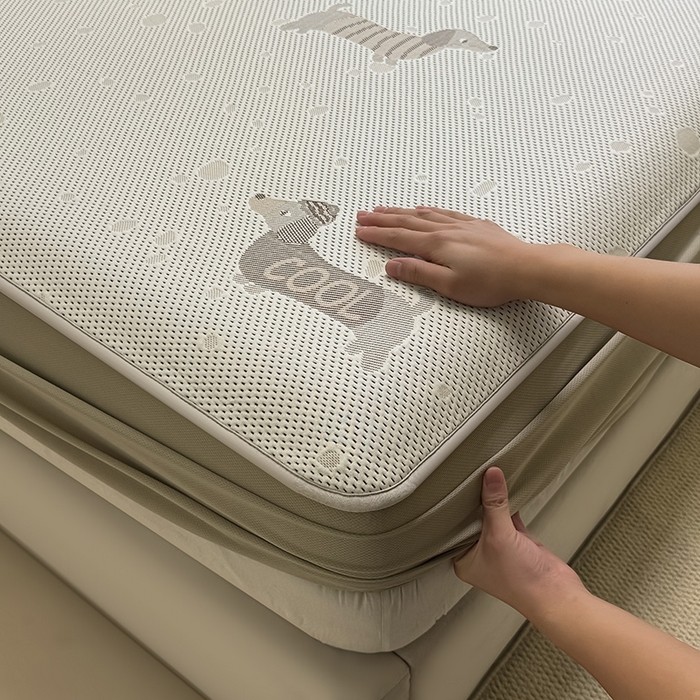 91家纺网 家纺一手货源 找家纺 全季家居 2025新款A类乙纶PE卡通系列凉豆豆席凉席席子 腊肠狗-浅咖-床笠款