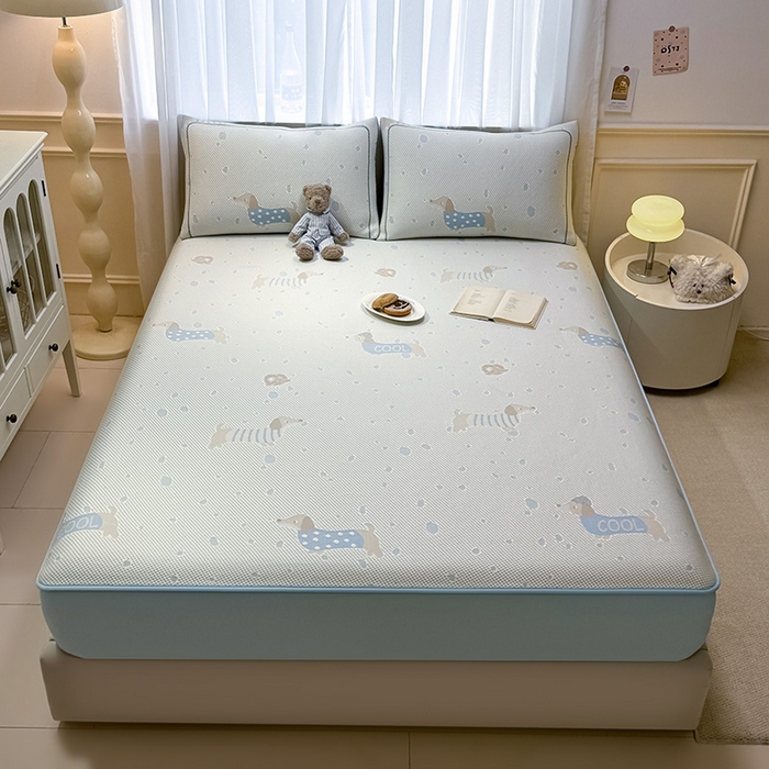 91家纺网 家纺一手货源 找家纺 全季家居 2025新款A类乙纶PE卡通系列凉豆豆席凉席席子 腊肠狗-天蓝-床笠款