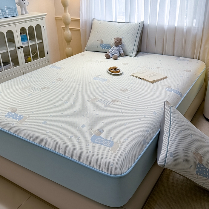 91家纺网 家纺一手货源 找家纺 全季家居 2025新款A类乙纶PE卡通系列凉豆豆席凉席席子 腊肠狗-天蓝-床笠款