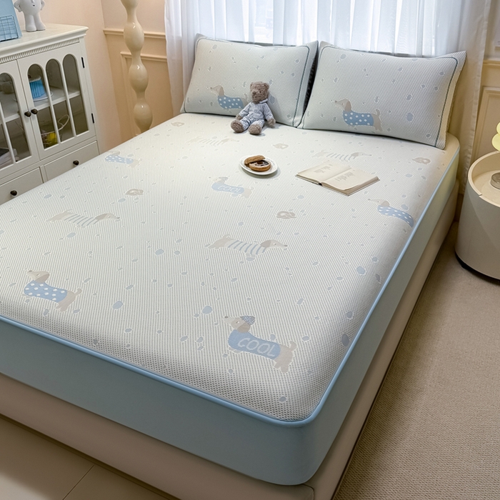 91家纺网 家纺一手货源 找家纺 全季家居 2025新款A类乙纶PE卡通系列凉豆豆席凉席席子 腊肠狗-天蓝-床笠款