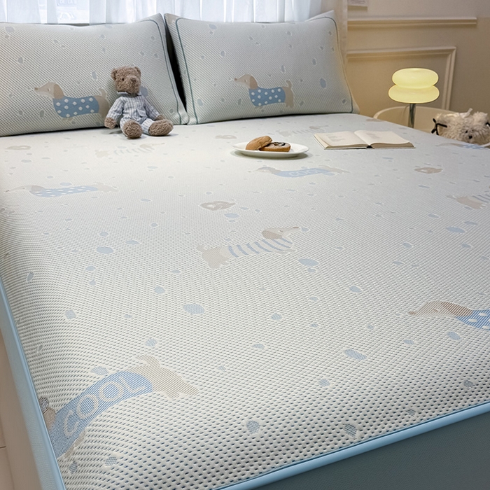 91家纺网 家纺一手货源 找家纺 全季家居 2025新款A类乙纶PE卡通系列凉豆豆席凉席席子 腊肠狗-天蓝-床笠款