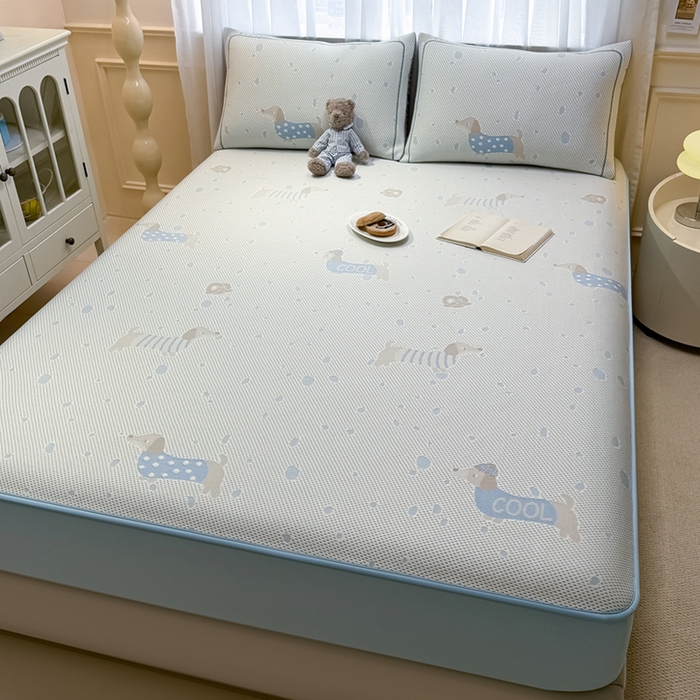 91家纺网 家纺一手货源 找家纺 全季家居 2025新款A类乙纶PE卡通系列凉豆豆席凉席席子 腊肠狗-天蓝-床笠款