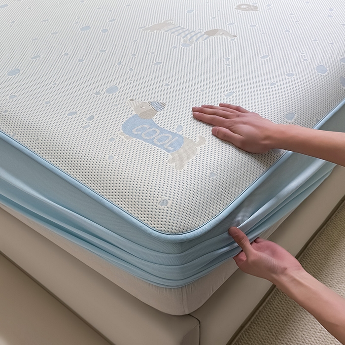 91家纺网 家纺一手货源 找家纺 全季家居 2025新款A类乙纶PE卡通系列凉豆豆席凉席席子 腊肠狗-天蓝-床笠款