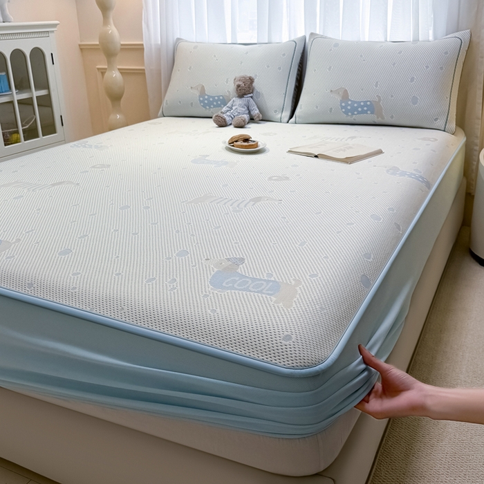 91家纺网 家纺一手货源 找家纺 全季家居 2025新款A类乙纶PE卡通系列凉豆豆席凉席席子 腊肠狗-天蓝-床笠款