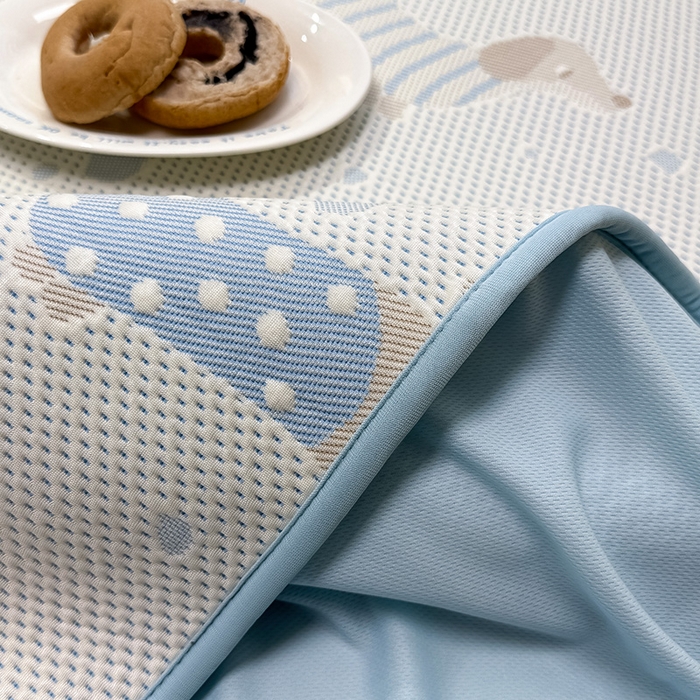 91家纺网 家纺一手货源 找家纺 全季家居 2025新款A类乙纶PE卡通系列凉豆豆席凉席席子 腊肠狗-天蓝-床笠款