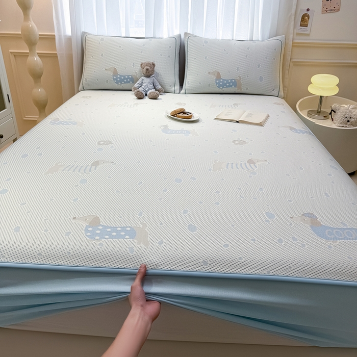 91家纺网 家纺一手货源 找家纺 全季家居 2025新款A类乙纶PE卡通系列凉豆豆席凉席席子 腊肠狗-天蓝-床笠款