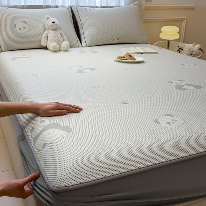 91家纺网 家纺一手货源 找家纺 全季家居 2025新款A类乙纶PE卡通系列凉豆豆席凉席席子 熊猫宝宝-床笠款