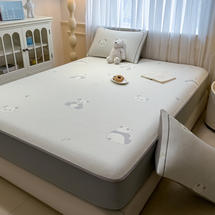 91家纺网 家纺一手货源 找家纺 全季家居 2025新款A类乙纶PE卡通系列凉豆豆席凉席席子 熊猫宝宝-床笠款