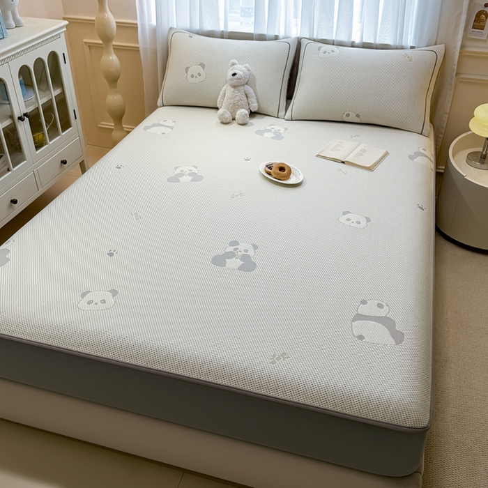 91家纺网 家纺一手货源 找家纺 全季家居 2025新款A类乙纶PE卡通系列凉豆豆席凉席席子 熊猫宝宝-床笠款