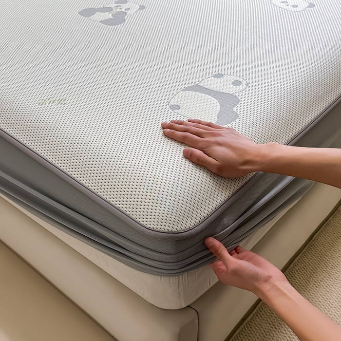 91家纺网 家纺一手货源 找家纺 全季家居 2025新款A类乙纶PE卡通系列凉豆豆席凉席席子 熊猫宝宝-床笠款