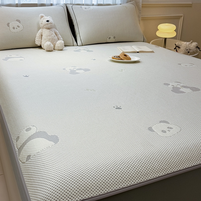 91家纺网 家纺一手货源 找家纺 全季家居 2025新款A类乙纶PE卡通系列凉豆豆席凉席席子 熊猫宝宝-床笠款