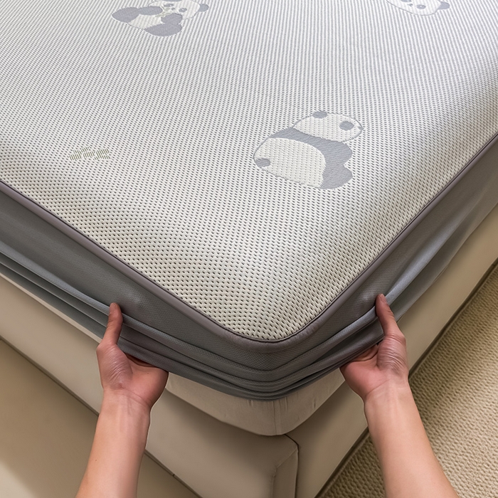 91家纺网 家纺一手货源 找家纺 全季家居 2025新款A类乙纶PE卡通系列凉豆豆席凉席席子 熊猫宝宝-床笠款