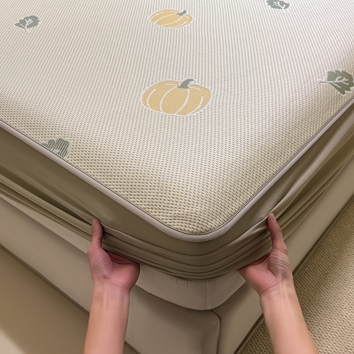 91家纺网 家纺一手货源 找家纺 全季家居 2025新款A类乙纶PE卡通系列凉豆豆席凉席席子 元气南瓜-浅咖-床笠款