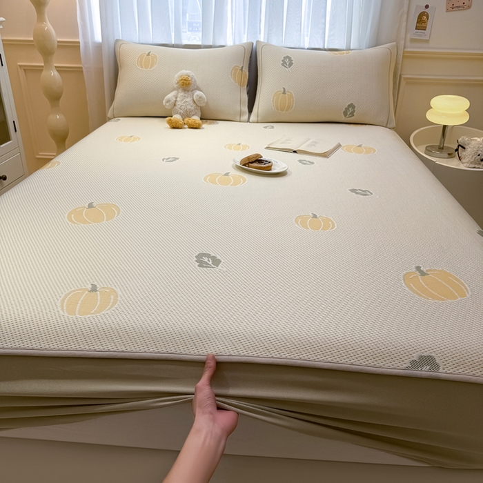 91家纺网 家纺一手货源 找家纺 全季家居 2025新款A类乙纶PE卡通系列凉豆豆席凉席席子 元气南瓜-浅咖-床笠款