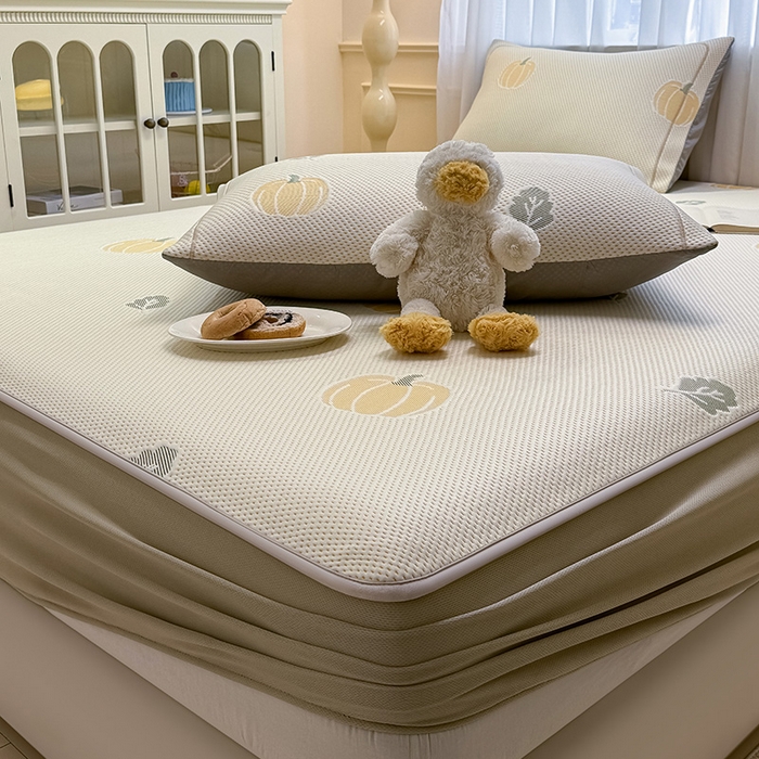 91家纺网 家纺一手货源 找家纺 全季家居 2025新款A类乙纶PE卡通系列凉豆豆席凉席席子 元气南瓜-浅咖-床笠款