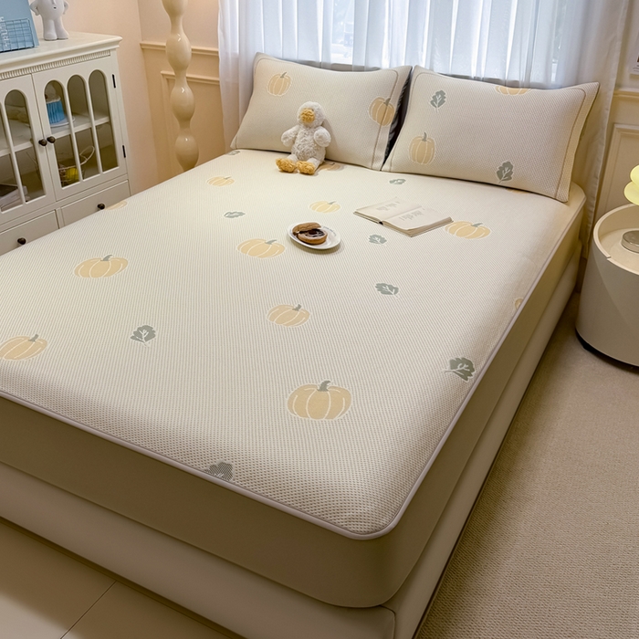 91家纺网 家纺一手货源 找家纺 全季家居 2025新款A类乙纶PE卡通系列凉豆豆席凉席席子 元气南瓜-浅咖-床笠款