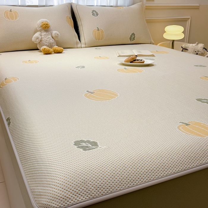 91家纺网 家纺一手货源 找家纺 全季家居 2025新款A类乙纶PE卡通系列凉豆豆席凉席席子 元气南瓜-浅咖-床笠款