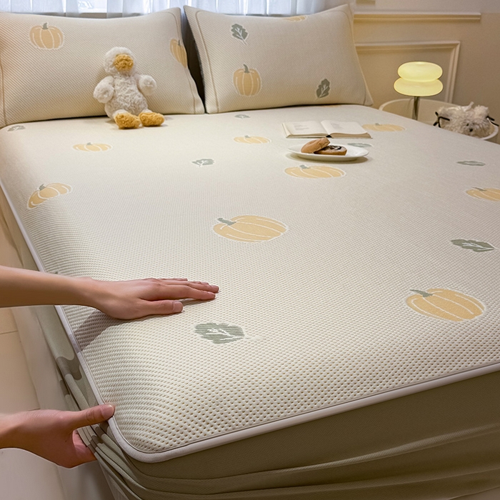 91家纺网 家纺一手货源 找家纺 全季家居 2025新款A类乙纶PE卡通系列凉豆豆席凉席席子 元气南瓜-浅咖-床笠款