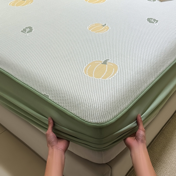 91家纺网 家纺一手货源 找家纺 全季家居 2025新款A类乙纶PE卡通系列凉豆豆席凉席席子 元气南瓜-水绿-床笠款