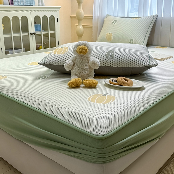 91家纺网 家纺一手货源 找家纺 全季家居 2025新款A类乙纶PE卡通系列凉豆豆席凉席席子 元气南瓜-水绿-床笠款