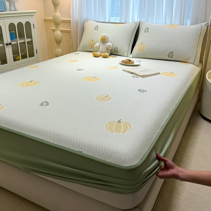 91家纺网 家纺一手货源 找家纺 全季家居 2025新款A类乙纶PE卡通系列凉豆豆席凉席席子 元气南瓜-水绿-床笠款