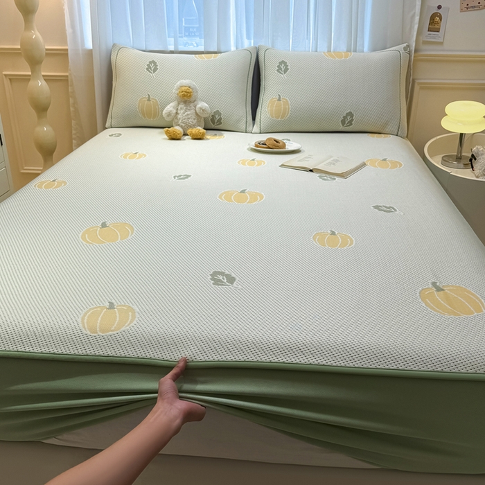 91家纺网 家纺一手货源 找家纺 全季家居 2025新款A类乙纶PE卡通系列凉豆豆席凉席席子 元气南瓜-水绿-床笠款