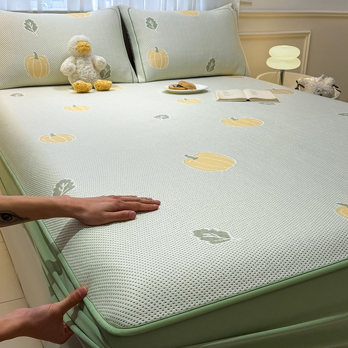 91家纺网 家纺一手货源 找家纺 全季家居 2025新款A类乙纶PE卡通系列凉豆豆席凉席席子 元气南瓜-水绿-床笠款