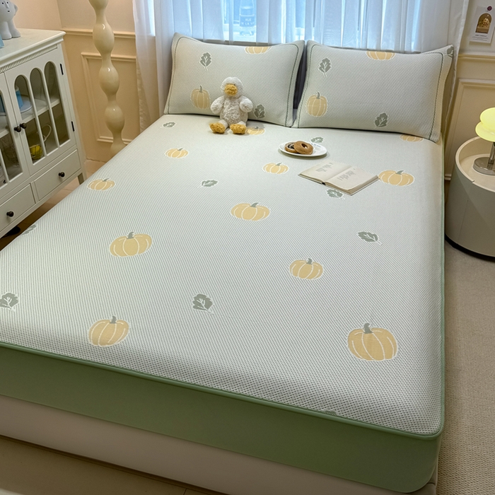 91家纺网 家纺一手货源 找家纺 全季家居 2025新款A类乙纶PE卡通系列凉豆豆席凉席席子 元气南瓜-水绿-床笠款