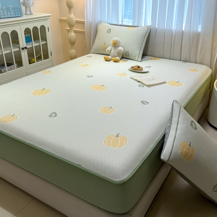 91家纺网 家纺一手货源 找家纺 全季家居 2025新款A类乙纶PE卡通系列凉豆豆席凉席席子 元气南瓜-水绿-床笠款