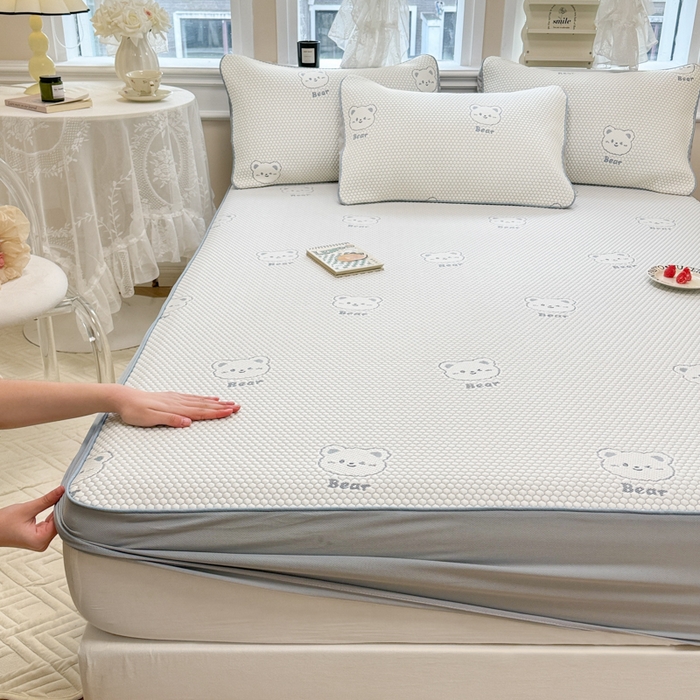 91家纺网 家纺一手货源 找家纺 全季家居 2025新款A类乙纶PE小动物系列凉豆豆席凉席席子 小熊-天蓝-床笠款