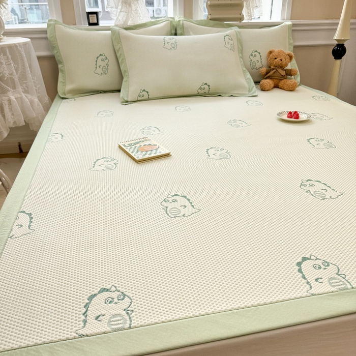 91家纺网 家纺一手货源 找家纺 全季家居 2025新款A类乙纶PE小动物系列凉豆豆席凉席席子 小恐龙-水绿-床席款