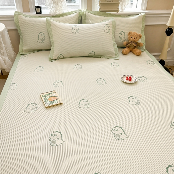 91家纺网 家纺一手货源 找家纺 全季家居 2025新款A类乙纶PE小动物系列凉豆豆席凉席席子 小恐龙-水绿-床席款