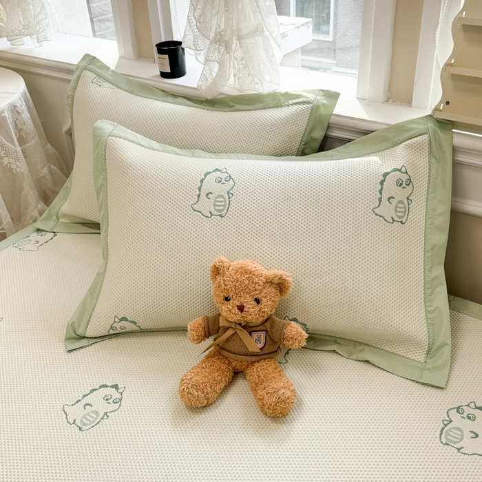 91家纺网 家纺一手货源 找家纺 全季家居 2025新款A类乙纶PE小动物系列凉豆豆席凉席席子 小恐龙-水绿-床席款