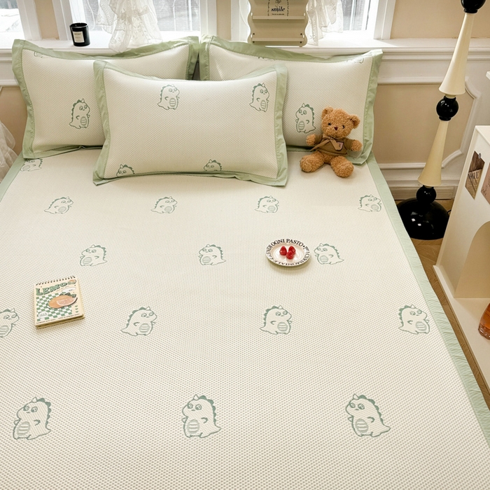 91家纺网 家纺一手货源 找家纺 全季家居 2025新款A类乙纶PE小动物系列凉豆豆席凉席席子 小恐龙-水绿-床席款