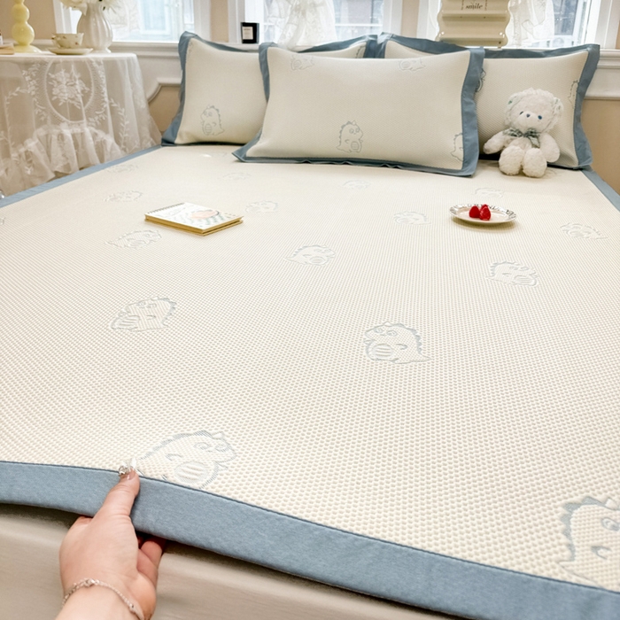 91家纺网 家纺一手货源 找家纺 全季家居 2025新款A类乙纶PE小动物系列凉豆豆席凉席席子 小恐龙-天蓝-床席款