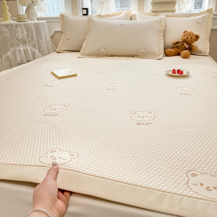 91家纺网 家纺一手货源 找家纺 全季家居 2025新款A类乙纶PE小动物系列凉豆豆席凉席席子 小熊-卡其-床席款