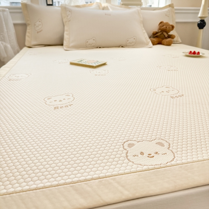 91家纺网 家纺一手货源 找家纺 全季家居 2025新款A类乙纶PE小动物系列凉豆豆席凉席席子 小熊-卡其-床席款