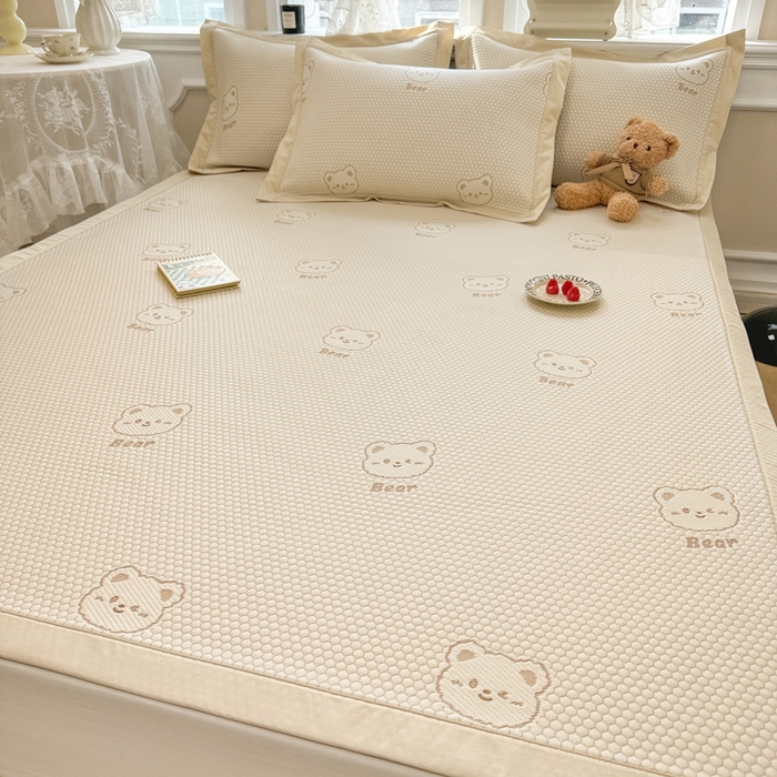 91家纺网 家纺一手货源 找家纺 全季家居 2025新款A类乙纶PE小动物系列凉豆豆席凉席席子 小熊-卡其-床席款