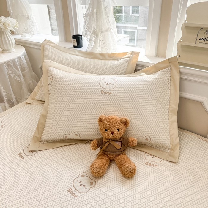 91家纺网 家纺一手货源 找家纺 全季家居 2025新款A类乙纶PE小动物系列凉豆豆席凉席席子 小熊-卡其-床席款