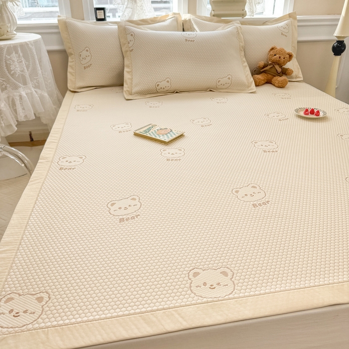 91家纺网 家纺一手货源 找家纺 全季家居 2025新款A类乙纶PE小动物系列凉豆豆席凉席席子 小熊-卡其-床席款