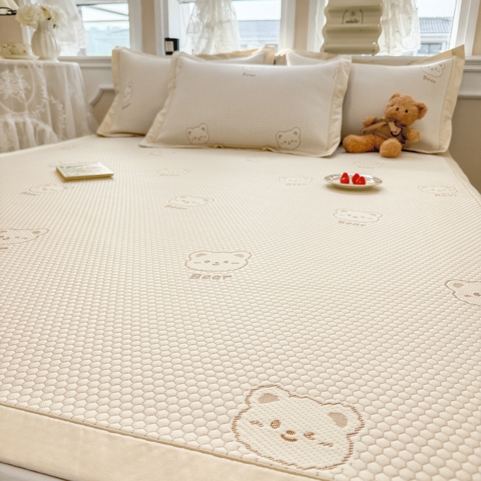 91家纺网 家纺一手货源 找家纺 全季家居 2025新款A类乙纶PE小动物系列凉豆豆席凉席席子 小熊-卡其-床席款