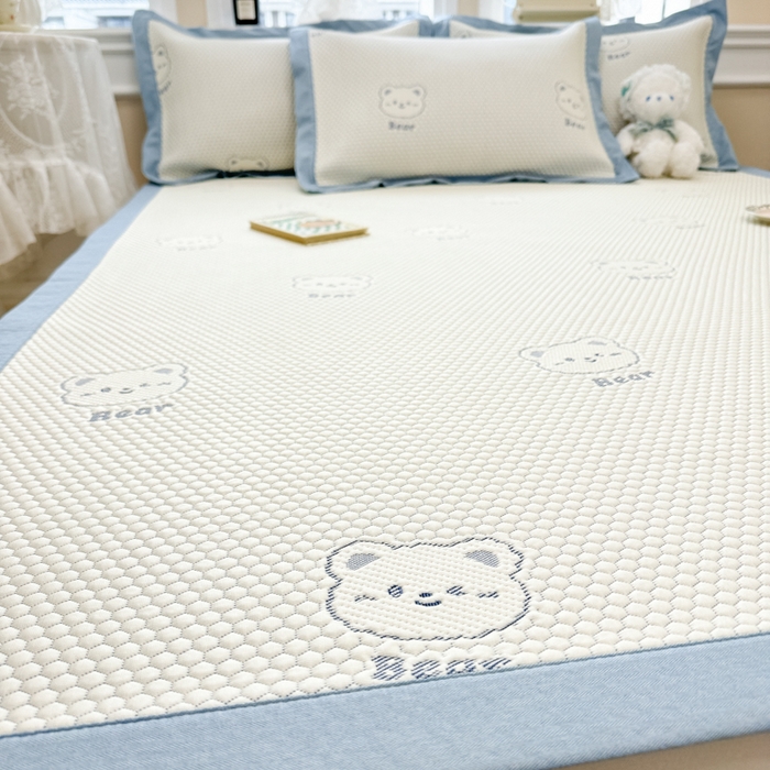 91家纺网 家纺一手货源 找家纺 全季家居 2025新款A类乙纶PE小动物系列凉豆豆席凉席席子 小熊-天蓝-床席款