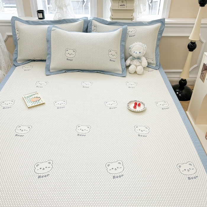 91家纺网 家纺一手货源 找家纺 全季家居 2025新款A类乙纶PE小动物系列凉豆豆席凉席席子 小熊-天蓝-床席款