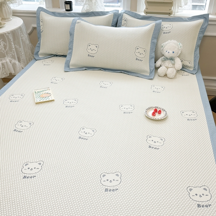 91家纺网 家纺一手货源 找家纺 全季家居 2025新款A类乙纶PE小动物系列凉豆豆席凉席席子 小熊-天蓝-床席款