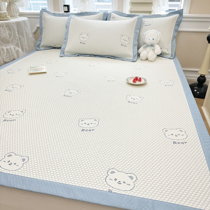 91家纺网 家纺一手货源 找家纺 全季家居 2025新款A类乙纶PE小动物系列凉豆豆席凉席席子 小熊-天蓝-床席款