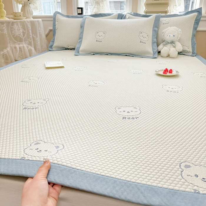 91家纺网 家纺一手货源 找家纺 全季家居 2025新款A类乙纶PE小动物系列凉豆豆席凉席席子 小熊-天蓝-床席款