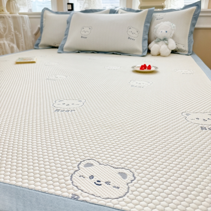 91家纺网 家纺一手货源 找家纺 全季家居 2025新款A类乙纶PE小动物系列凉豆豆席凉席席子 小熊-天蓝-床席款